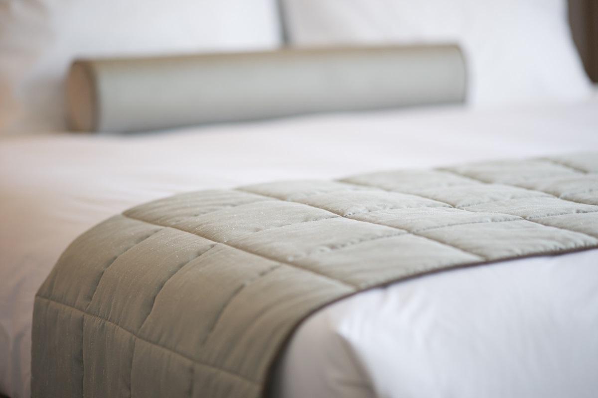 Detalhes de lençol em cima da cama